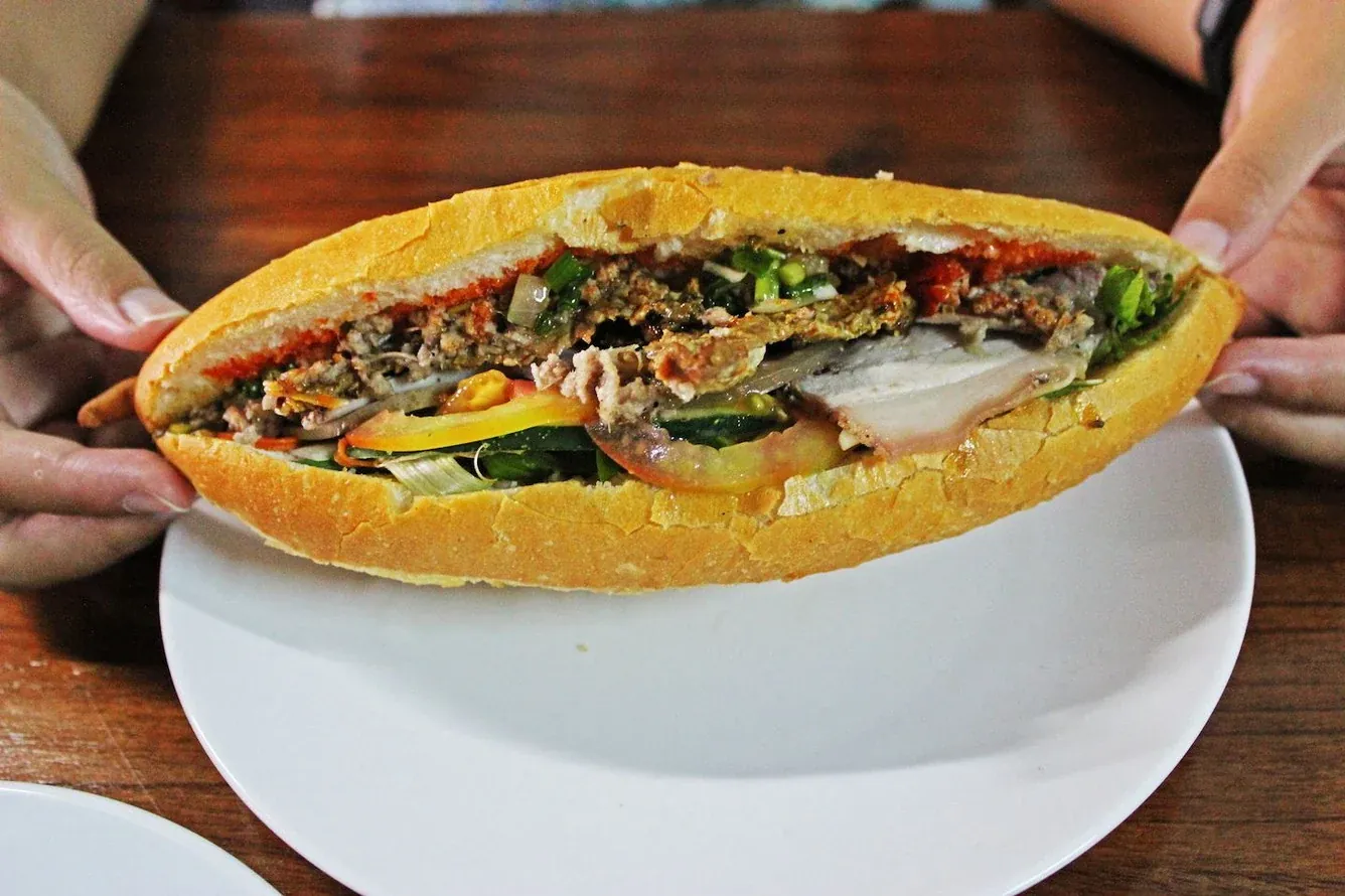 Ổ bánh mì thập cẩm trên tay