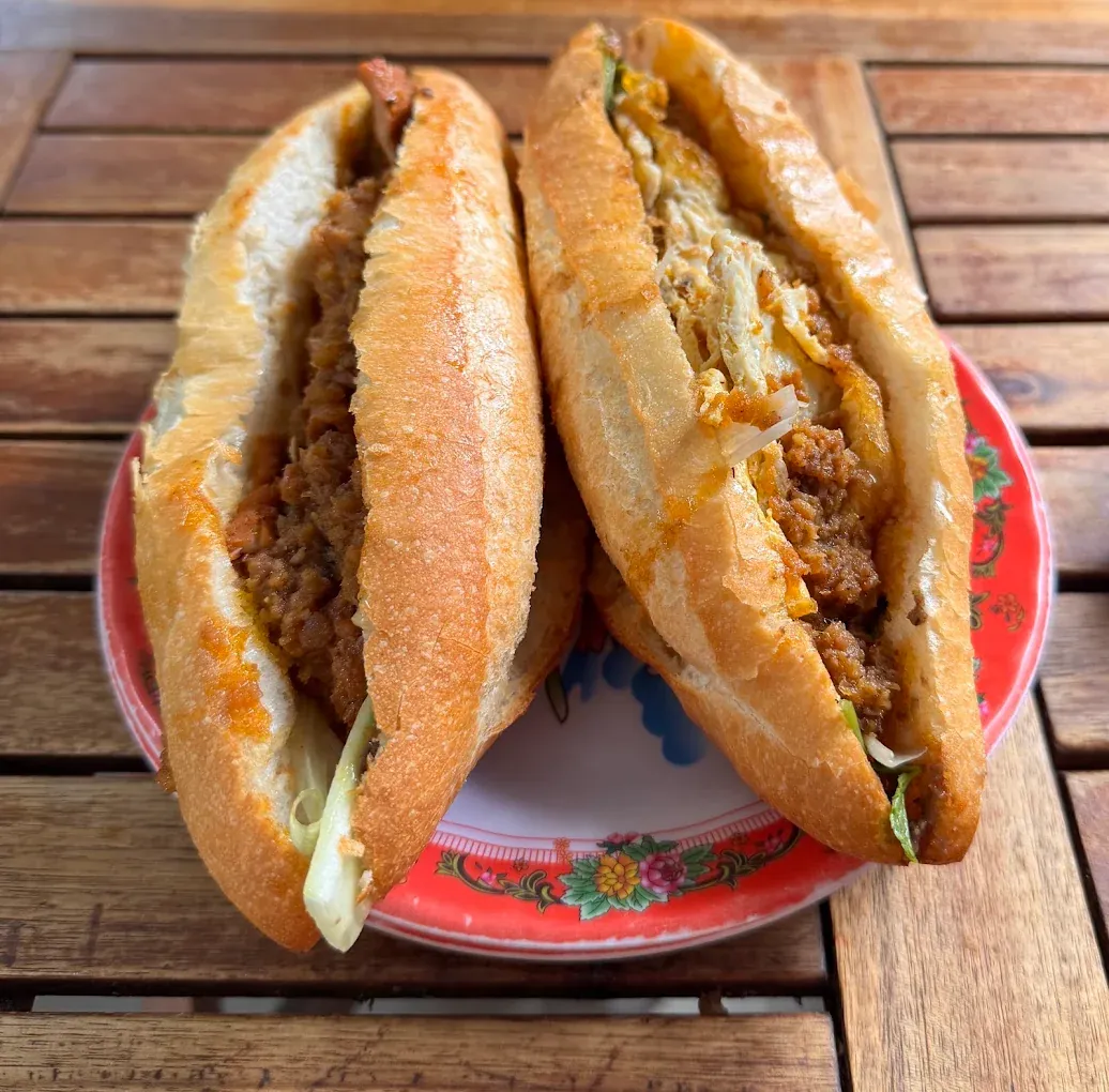 Hai ổ bánh mì thịt nướng đầy đặn của Madam Khánh