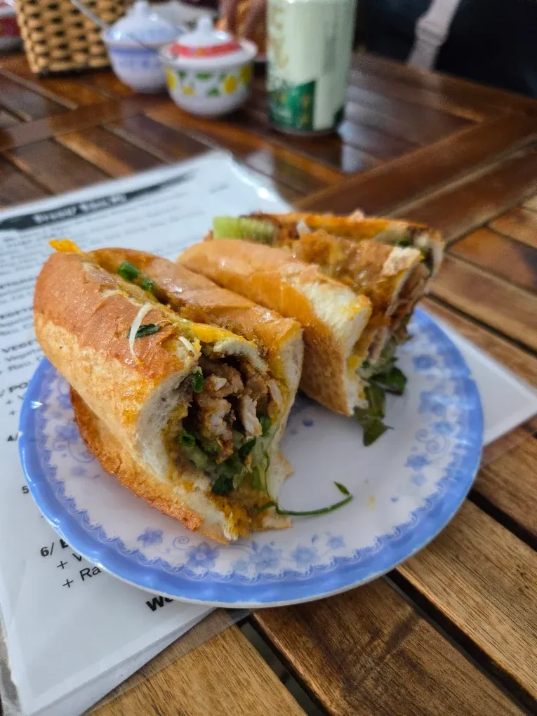Bánh mì cắt đôi giòn rụm