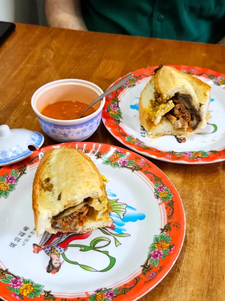 Phần bánh mì dùng tại quán kèm chén sốt ớt