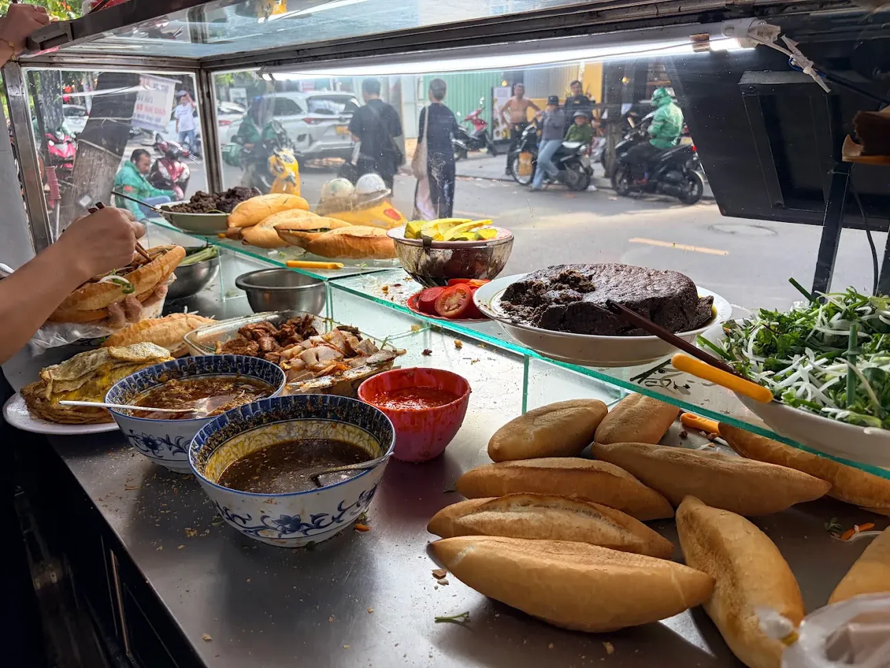Tủ kính đầy ắp nhân bánh mỗi sáng